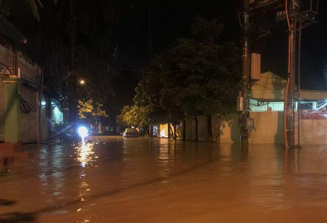 Nhiều tuyến đường thành phố Điện Biên Phủ ngập sâu trong nước ảnh 1