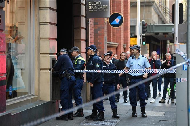 Cảnh sát phong tỏa hiện trường vụ tấn công bằng dao tại Sydney, Australia, ngày 13/8/2019. (Nguồn: AFP/TTXVN) Vụ tấn công bằng dao tại Australia: Nghi can có tiền sử tâm thần ảnh 1