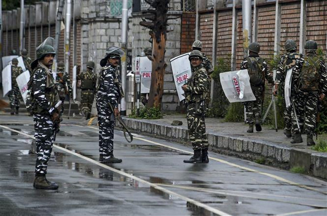 Lực lượng an ninh tuần tra trong thời gian giới nghiêm tại Srinagar ngày 10/8/2019. (Nguồn: AFP/TTXVN) Ấn Độ áp đặt các hạn chế nghiêm ngặt tại thành phố Srinagar ảnh 1