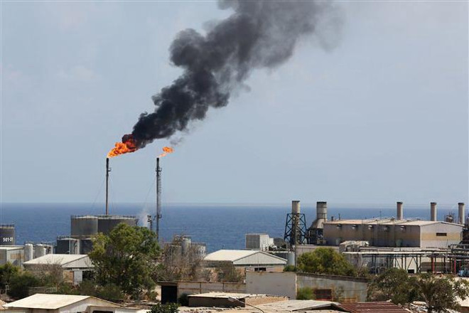 Một cơ sở khai thác dầu ở Zawiya, Libya. (Nguồn: AFP/TTXVN) Giá dầu thô của Mỹ chạm mức thấp nhất trong hơn hai tuần ảnh 1