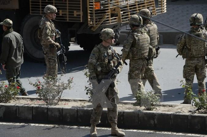 Binh sỹ Mỹ điều tra tại hiện trường một vụ đánh bom ở Kabul, Afghanistan. (Nguồn: AFP/TTXVN) Mỹ muốn tìm cách nhanh chóng rút quân ra khỏi Afghanistan ảnh 1