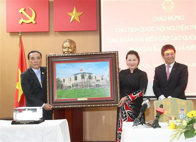 Chủ tịch Quốc hội Nguyễn Thị Kim Ngân tặng quà cho đại diện cộng đồng người Việt ở Thái Lan. (Ảnh: Trọng Đức/TTXVN) Chủ tịch Quốc hội gặp gỡ cộng đồng người Việt Nam tại Thái Lan ảnh 1
