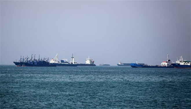 Tàu chở hàng tại khu vực vùng Vịnh, ngoài khơi thành phố cảng Bandar Abbas của Iran ngày 29/4/2019. (Nguồn: AFP/TTXVN) Ba Lan có thể tham gia sứ mệnh do Mỹ đứng đầu ở Eo biển Hormuz ảnh 1