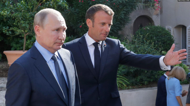 Tổng thống Nga Vladimir Putin (trái) and Tổng thống Pháp Emmanuel Macron. (Nguồn: TASS) Lãnh đạo Pháp, Nga thảo luận các cuộc khủng hoảng trên thế giới ảnh 1