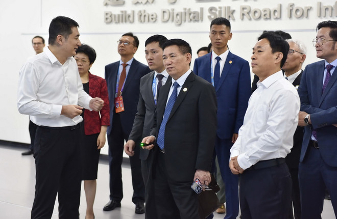 Phó Thủ tướng Chính phủ Hồ Đức Phớc và đoàn công tác đã đến thăm quan Cảng thông tin Trung Quốc-ASEAN tại thành phố NamNinh. (Ảnh: Công Tuyên/TTXVN) vnp_ho_duc_phoc_2_resize.JPG