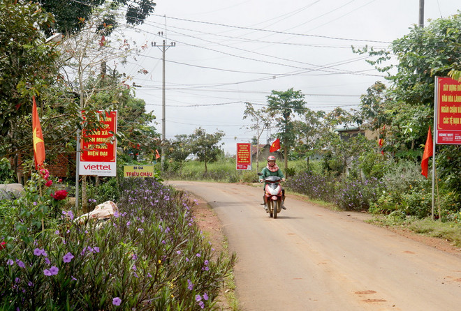 Đường giao thông ở vùng ven thành phố Gia Nghĩa. (Ảnh: Hưng Thịnh/Vietnam+) vnp_gia_nghia_5_resize.jpg