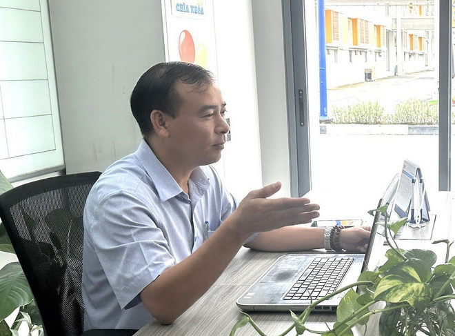 Thạc sỹ Phùng Đình Hùng, Phó Bí thư Đảng ủy Trường Đại học Quốc tế Miền Đông quan tâm tới những nội dung trong bài viết của Tổng Bí thư, Chủ tịch nước Tô Lâm. (Ảnh: Dương Chí Tưởng/TTXVN) ttxvn_binh_duong_2_resize.jpg