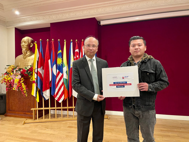 Anh Nguyễn Phan Bảo Thụy, đại diện hội Thanh niên và Sinh viên Việt Nam tại Pháp (UEVF) trao phần quà 500kg gạo gửi tới bà con vùng lũ phía Bắc. (Ảnh: Nguyễn Thu Hà/Vietnam+) vnp_kieu_bao_phap.jpg