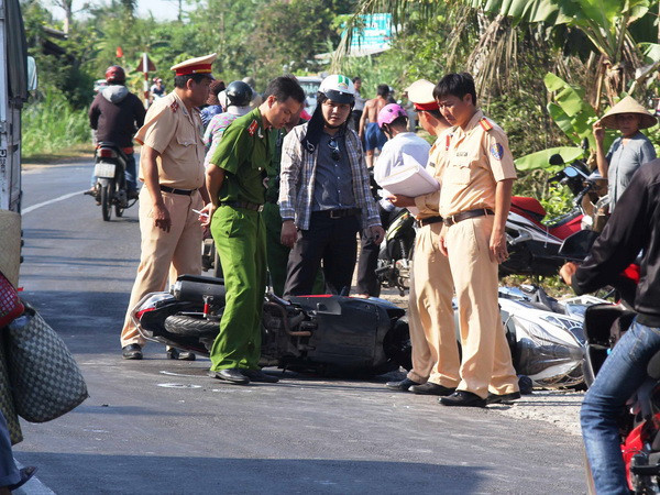 Bị kéo lê gần 10 mét, một phụ nữ tử vong do va chạm với xe tải ảnh 1