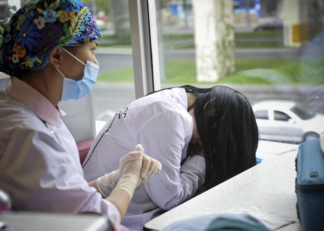 Trung Quốc phát hiện em bé sơ sinh bị bỏ rơi trong thùng rác ảnh 2