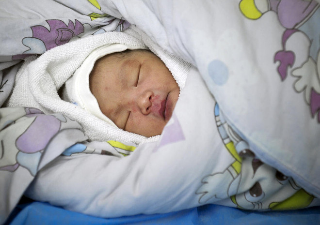 Trung Quốc phát hiện em bé sơ sinh bị bỏ rơi trong thùng rác ảnh 1