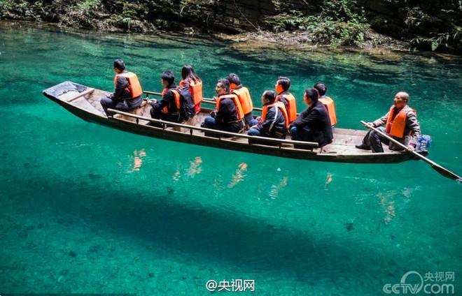 [Photo] Chiêm ngưỡng khe nước "thần tiên" trong vắt ở Trung Quốc ảnh 1