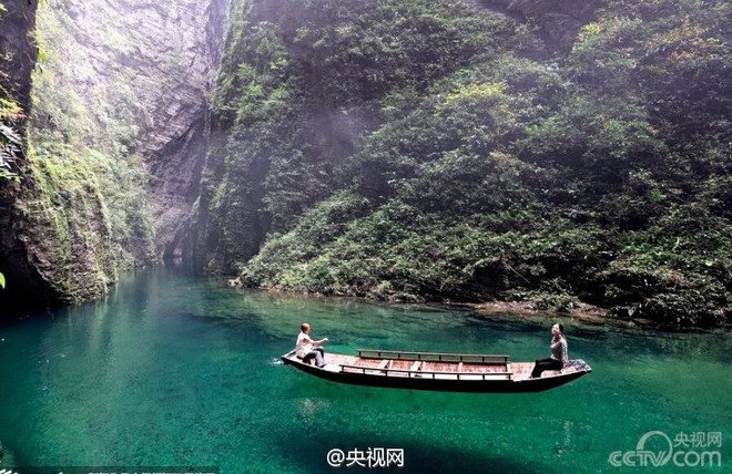 [Photo] Chiêm ngưỡng khe nước "thần tiên" trong vắt ở Trung Quốc ảnh 3