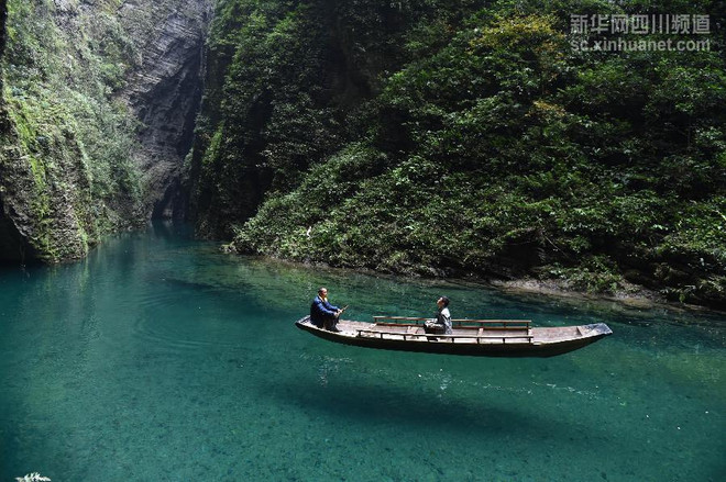 [Photo] Chiêm ngưỡng khe nước "thần tiên" trong vắt ở Trung Quốc ảnh 5