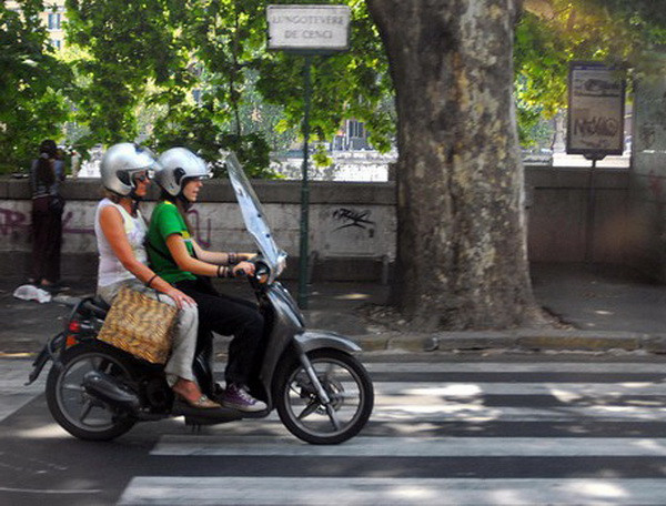 Xuất hiện phiên bản dịch vụ "xe ôm Việt Nam" ở thủ đô Rome ảnh 1