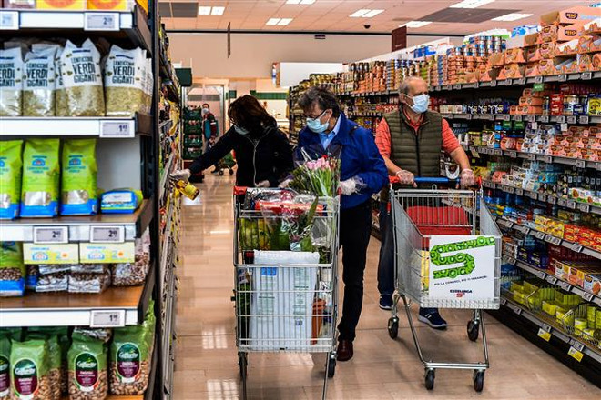 Người dân mua hàng trong siêu thị tại Milan, Italy. (Ảnh: AFP/TTXVN) Con đường phục hồi của kinh tế châu Âu vẫn còn 'gập ghềnh' ảnh 1