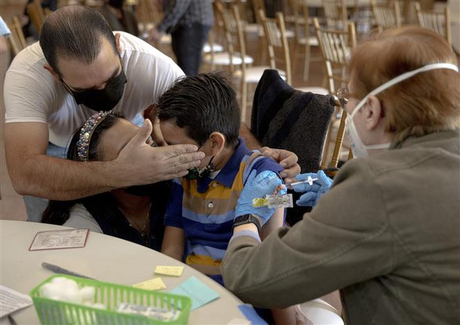 Nhân viên y tế tiêm vaccine phòng COVID-19 cho trẻ em tại San Antonio, Texas, Mỹ, ngày 9/1/2022. (Ảnh: THX/TTXVN) Moderna sắp công bố dữ liệu về vaccine COVID-19 cho trẻ từ 2-5 tuổi ảnh 1