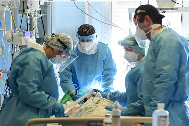 Biến thể Omicron lan nhanh và mạnh: Cuộc tấn công của 'cơn sóng thần' ảnh 1