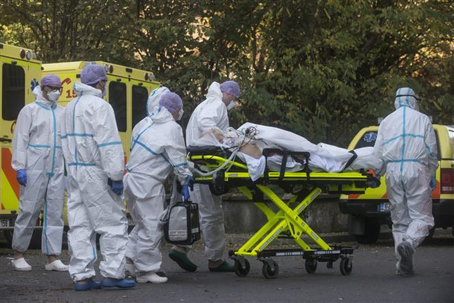 Nhân viên y tế chuyển bệnh nhân nhiễm COVID-19 tới bệnh viện ở Prague, Cộng hòa Séc. (Ảnh: AFP/TTXVN) Dịch bệnh COVID-19 đến 19/1: Hơn 270 triệu người đã hồi phục ảnh 1