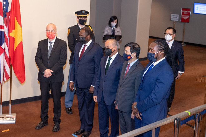 [Photo] Lễ hạ quốc kỳ kết thúc nhiệm kỳ Ủy viên không thường trực HĐBA ảnh 2