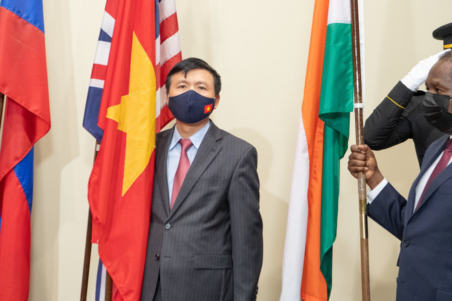 [Photo] Lễ hạ quốc kỳ kết thúc nhiệm kỳ Ủy viên không thường trực HĐBA ảnh 1