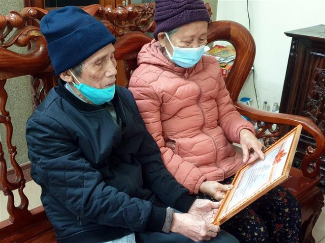 Cụ ông 92 tuổi ủng hộ 100 triệu đồng tiền lương hưu để chống dịch ảnh 1