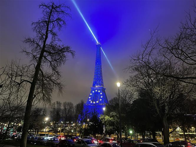 Người dân Pháp đón chào Năm mới 2022 với niềm hy vọng mới ảnh 1