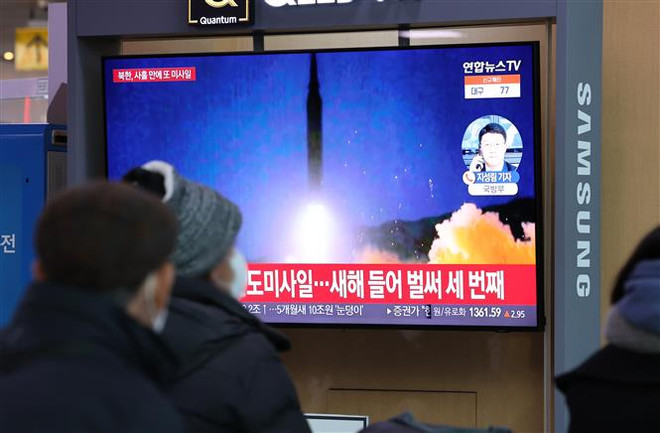 Hình ảnh phát trên truyền hình Hàn Quốc ở nhà ga Seoul ngày 14/1/2022 về vụ phóng thử tên lửa của Triều Tiên. (Ảnh: Yonhap/TTXVN) Nhật Bản: Triều Tiên có thể đã phóng một tên lửa đạn đạo ảnh 1