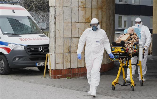 Nhân viên y tế chuyển bệnh nhân COVID-19 vào bệnh viện ở Warsaw, Ba Lan. (Ảnh: AFP/TTXVN) WHO cảnh báo hơn 50% dân số châu Âu nhiễm Omicron trong vài tuần tới ảnh 1