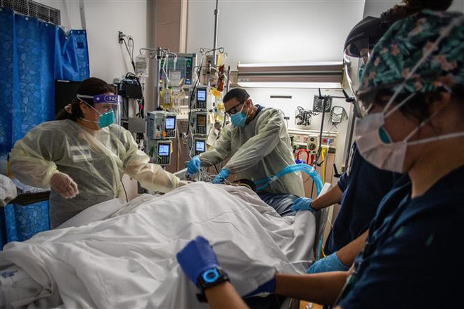 Điều trị cho bệnh nhân nhiễm COVID-19 tại bệnh viện ở Tarzana, California, Mỹ. (Ảnh: AFP/TTXVN) Tỷ lệ nhiễm Omicron không có triệu chứng cao hơn các biến thể khác ảnh 1