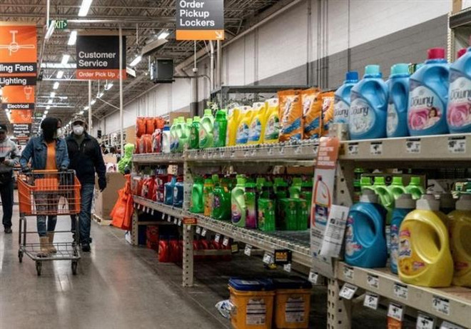 Khách hàng chọn mua sắm tại một siêu thị ở Missouri, Mỹ. (Ảnh: REUTERS/TTXVN) Kinh tế Mỹ năm 2022: Hy vọng nhen nhóm giữa muôn vàn khó khăn ảnh 1