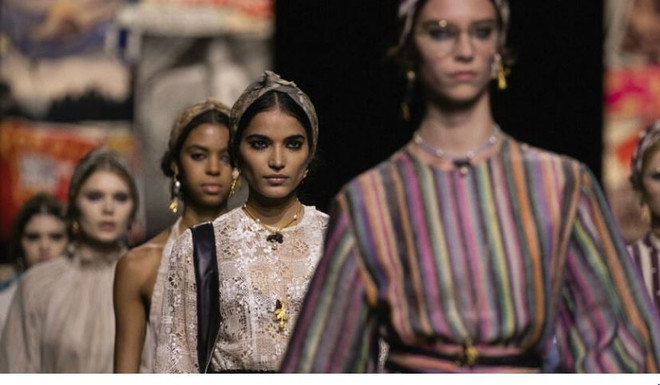 Tuần lễ thời trang Paris quyết tâm 'hồi sinh' sàn catwalk ảnh 1