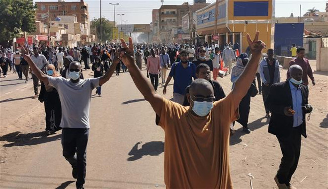Người biểu tình tập trung tại thủ đô Khartoum, Sudan ngày 6/1/2022. (Ảnh: AFP/TTXVN) Liên hợp quốc mời các bên ở Sudan tham gia tiến trình chính trị ảnh 1