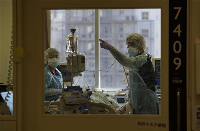 Nhân viên y tế chăm sóc bệnh nhân COVID-19 tại bệnh viện Trường đại học Juntendo ở Tokyo. (Ảnh: Kyodo/TTXVN) Giới khoa học dự đoán về sự xuất hiện của nhiều biến thể đáng lo ngại ảnh 1