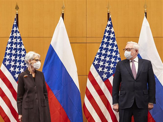Thứ trưởng Ngoại giao Mỹ Wendy Sherman (trái) và Thứ trưởng Ngoại giao Nga Sergei Ryabkov (phải) tại cuộc đàm phán an ninh ở Geneva, Thụy Sĩ ngày 10/1/2022. (Ảnh: AFP/TTXVN) Nga, Mỹ, NATO ngồi vào bàn đàm phán: Khe cửa hẹp cho quan hệ Đông-Tây ảnh 1