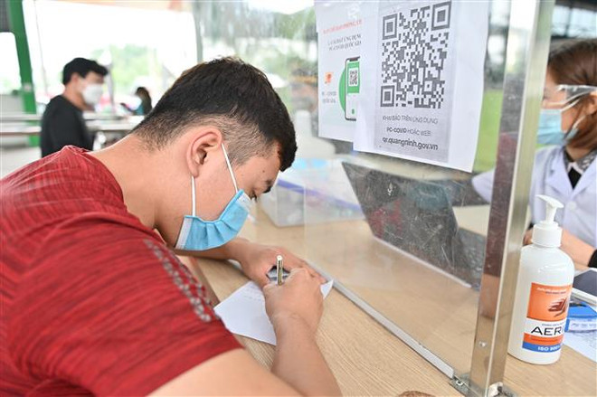 Khai báo y tế khi qua chốt Đá Bạc (thành phố Uông Bí). (Ảnh: Thanh Vân/TTXVN) Quảng Ninh sẵn sàng ứng phó với tình huống dịch đạt đỉnh vào ngày 25/1 ảnh 1