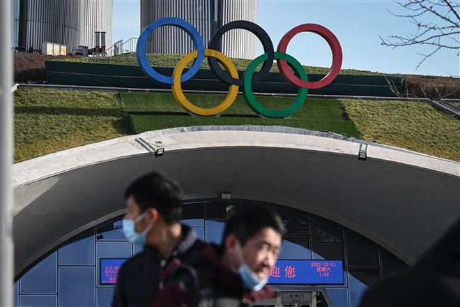 Biểu tượng Olympic tại Bắc Kinh, Trung Quốc ngày 11/12/2021. (Ảnh: AFP/TTXVN) Olympic mùa Đông Bắc Kinh 2022 chỉ mở cửa đón khách mời ảnh 1