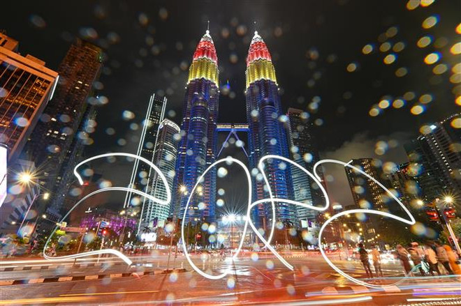 Khung cảnh rực rỡ chào đón Năm mới 2022 tại Tòa tháp đôi ở Kuala Lumpur, Malaysia. (Ảnh: THX/TTXVN) Malaysia trở thành điểm thu hút đầu tư nước ngoài hàng đầu tại ASEAN ảnh 1