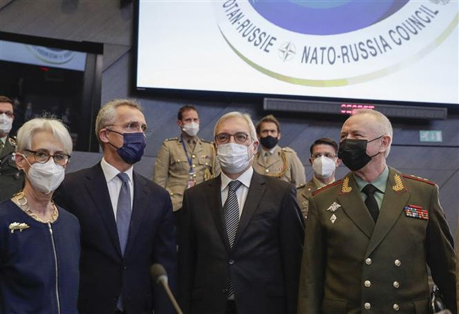 Thứ trưởng Ngoại giao Mỹ Wendy Sherman, Tổng thư ký NATO Jens Stoltenberg, Thứ trưởng Ngoại giao Nga Alexander Grushko và Thứ trưởng Quốc phòng Nga Alexander Fomin tại cuộc họp Hội đồng Nga0NATO ở Brussels, Bỉ, ngày 12/1/2022. (Ảnh: AFP/TTXVN) Nga, Mỹ, NATO ngồi vào bàn đàm phán: Khe cửa hẹp cho quan hệ Đông-Tây ảnh 2