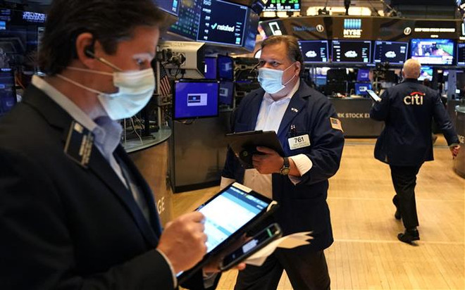 Giao dịch viên tại Sàn giao dịch chứng khoán New York, Mỹ. (Ảnh: AFP/TTXVN) Phố Wall khép lại tuần giao dịch tồi tệ nhất trong hơn một năm qua ảnh 1