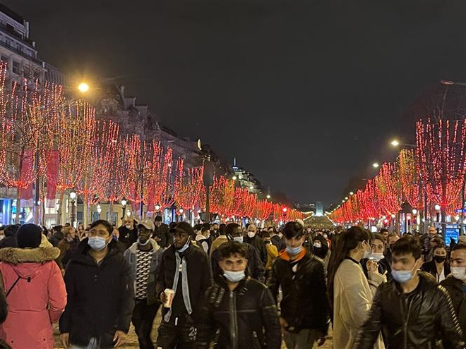 Người dân Pháp đón chào Năm mới 2022 với niềm hy vọng mới ảnh 2