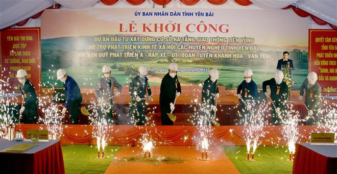 Lãnh đạo tỉnh Yên Bái thực hiện nghi thức khởi công công trình. (Ảnh: Tuấn Anh/TTXVN) Yên Bái khởi công dự án tuyến giao thông liên vùng hơn 900 tỷ đồng ảnh 1