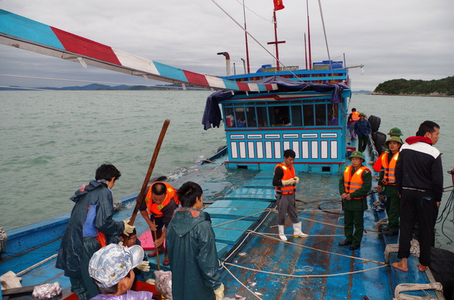 Nha Trang: Tàu chở du khách Nga gặp nạn vào bờ an toàn ảnh 1