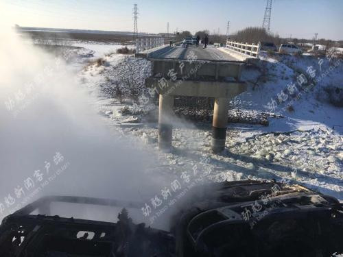 Cây cầu bất ngờ đổ sập khiến hai chiếc xe tải rơi xuống bốc cháy ảnh 6