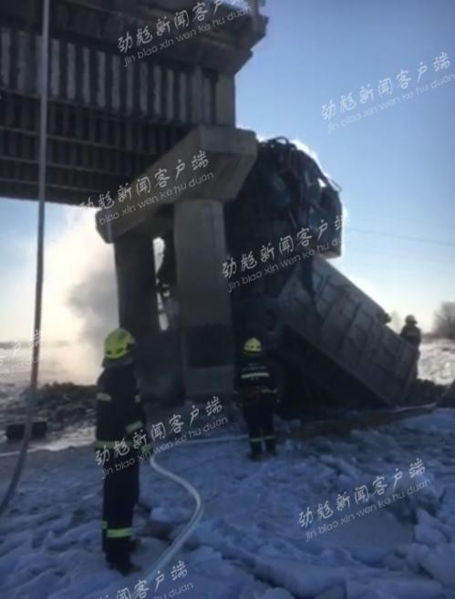 Cây cầu bất ngờ đổ sập khiến hai chiếc xe tải rơi xuống bốc cháy ảnh 5