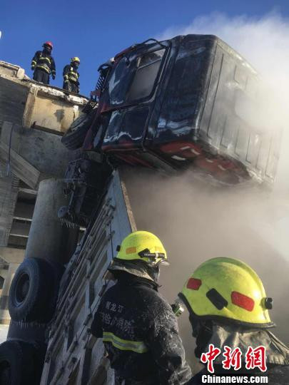 Cây cầu bất ngờ đổ sập khiến hai chiếc xe tải rơi xuống bốc cháy ảnh 3