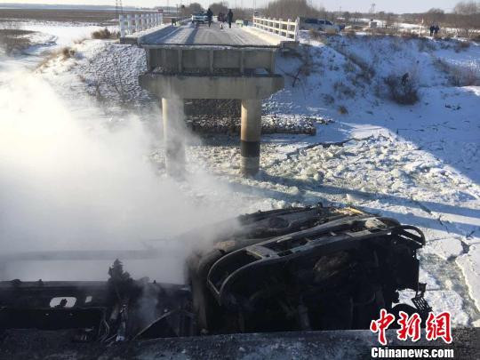 Cây cầu bất ngờ đổ sập khiến hai chiếc xe tải rơi xuống bốc cháy ảnh 4