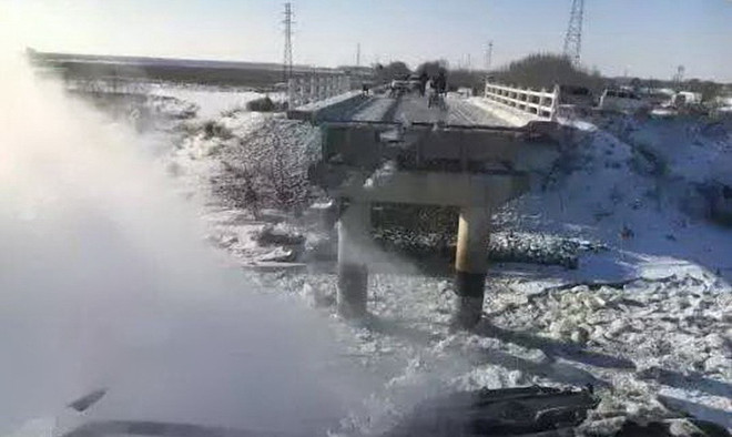 Cây cầu bất ngờ đổ sập khiến hai chiếc xe tải rơi xuống bốc cháy ảnh 1