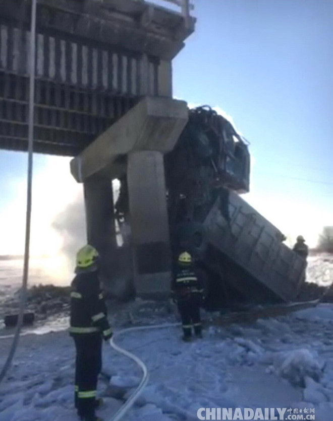 Cây cầu bất ngờ đổ sập khiến hai chiếc xe tải rơi xuống bốc cháy ảnh 2