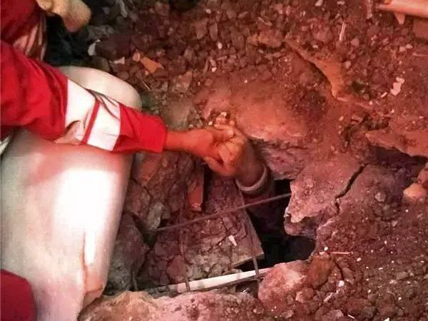 Hành trình trở về mặt đất của chàng trai bị chôn vùi 67 tiếng ảnh 1